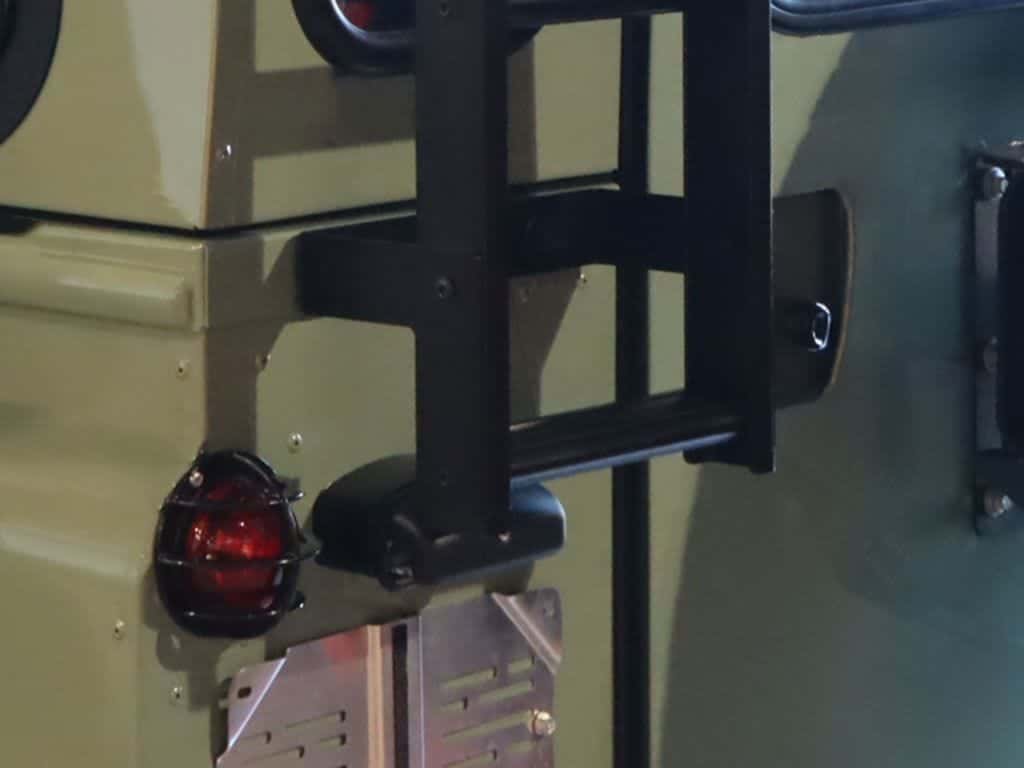 Front Runner Series Land Rover Defender 90/110 (1983-2016) Ladder