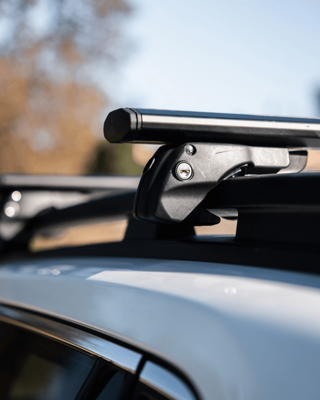 Black cross bars on top of white car roof.