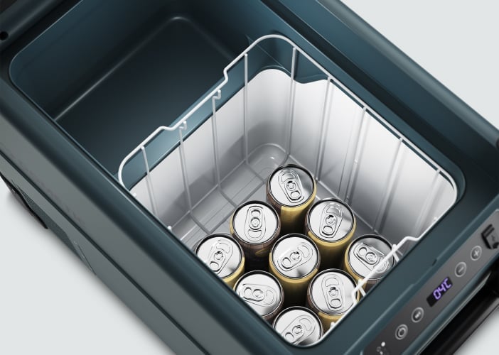 Binnenzijde van een CFX2 elektrische koelbox met blikjes aan de mandzijde.