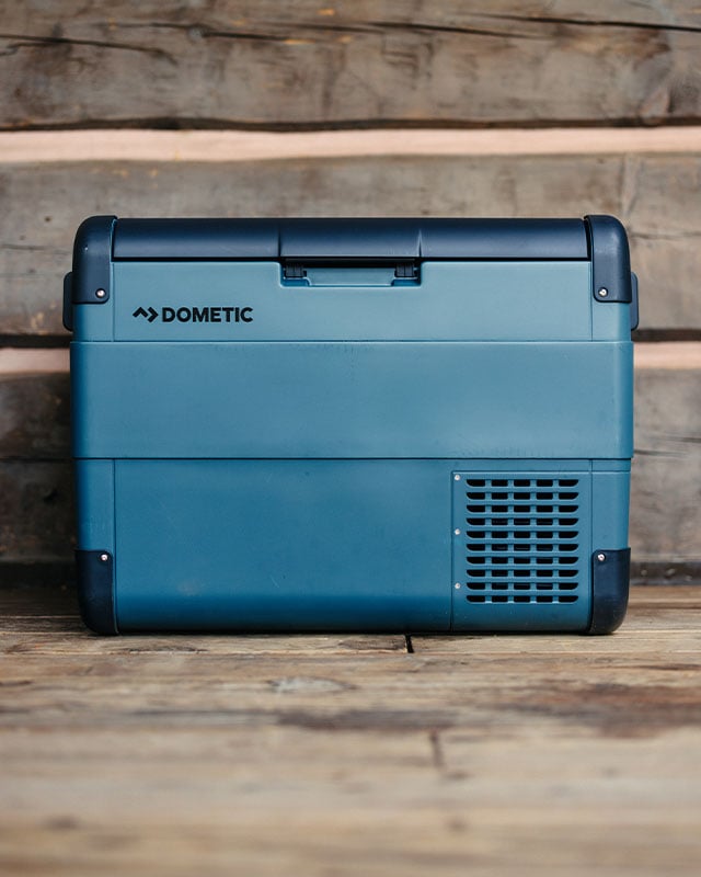 Dometic CFX2 Kompressor-Kühlbox in Vorderansicht, tragbare elektrische Kühlbox für Camping, Roadtrips und Outdoor-Abenteuer