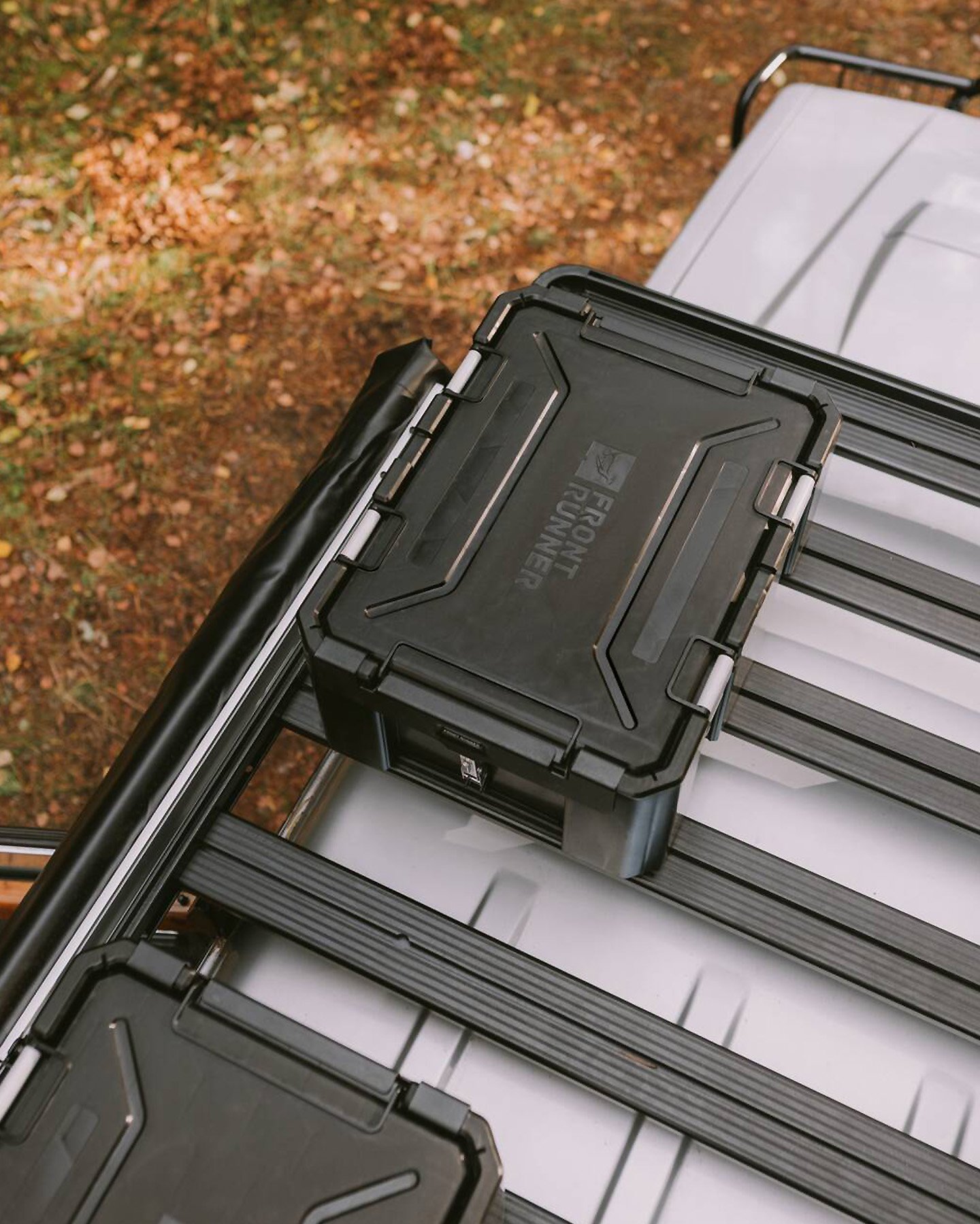 Front Runner Dometic Slimline II takräcke sett uppifrån med Wolf Pack Pro förvaringsbox monterad med fäste