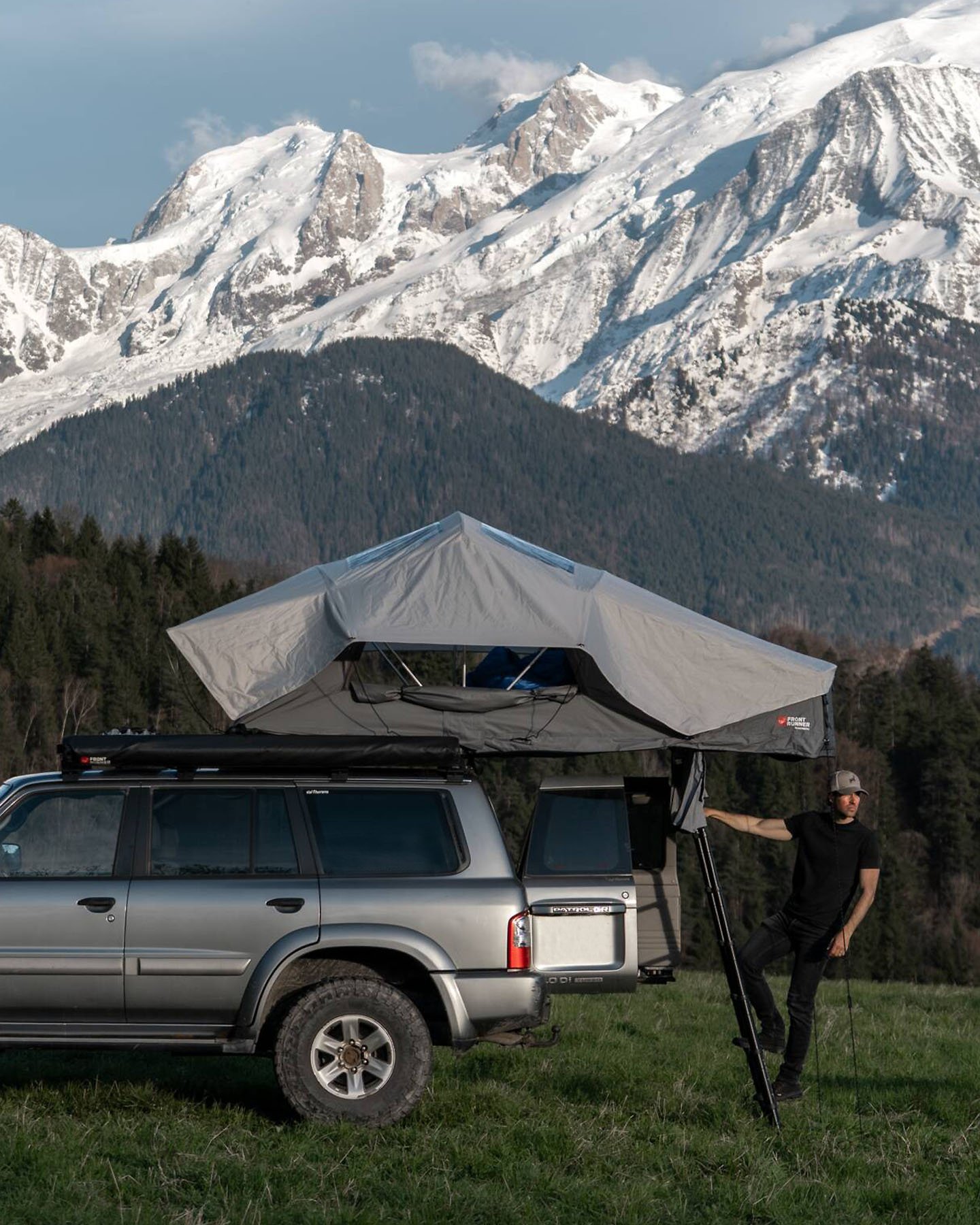 Tente de toit Feather-Lite II montée sur un van aménagé dans un paysage montagneux, solution de camping légère pour les aventures outdoor