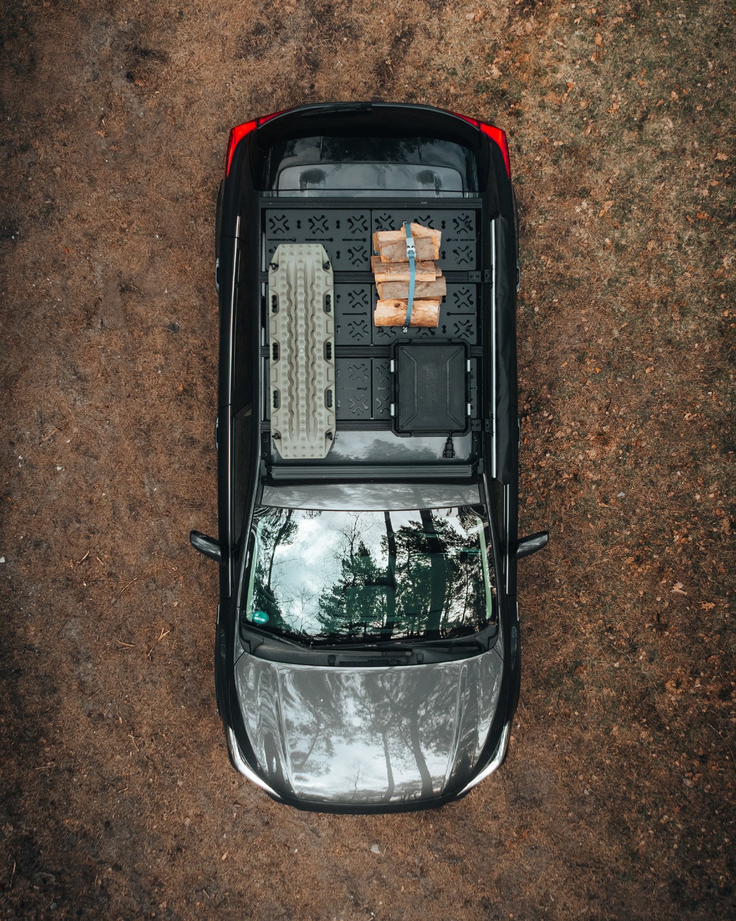 Veicolo con portapacchi modulare visto dall’alto, pannelli per portapacchi integrati e box di carico per viaggi overland