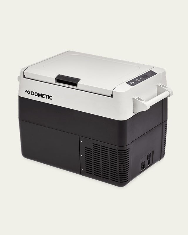 Dometic CFF compressorkoelbox weergegeven in driekwartaanzicht, draagbare elektrische koelbox voor kamperen, roadtrips en outdooravonturen