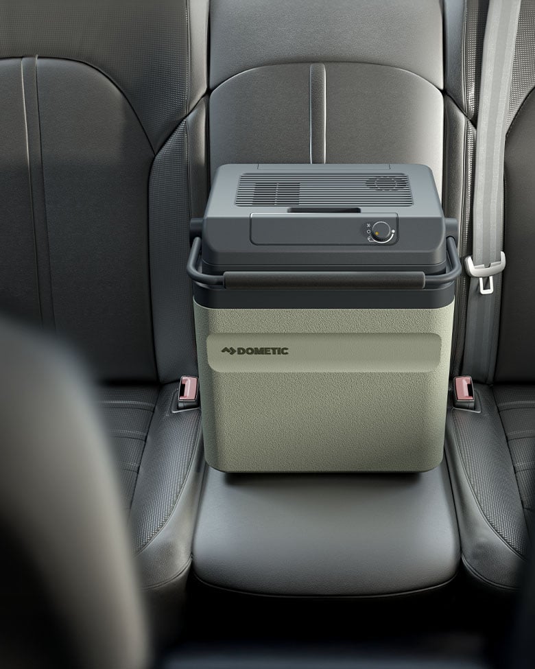 Nevera termoeléctrica Dometic DTE26 colocada en el asiento trasero de un vehículo, nevera portátil compacta para viajes