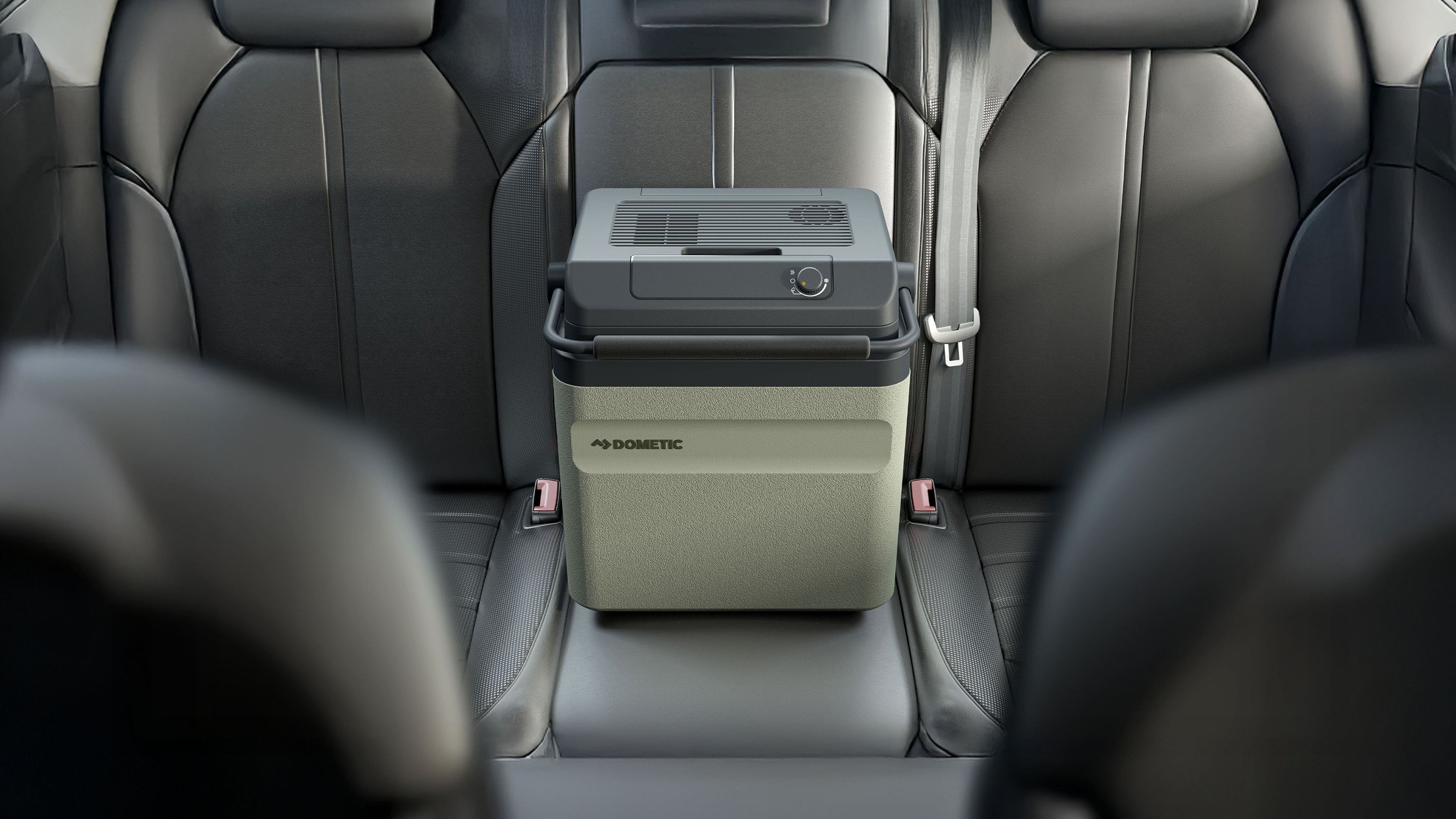 Glacière thermoélectrique Dometic DTE26 placée sur la banquette arrière d’un véhicule, glacière compacte pour refroidissement en déplacement