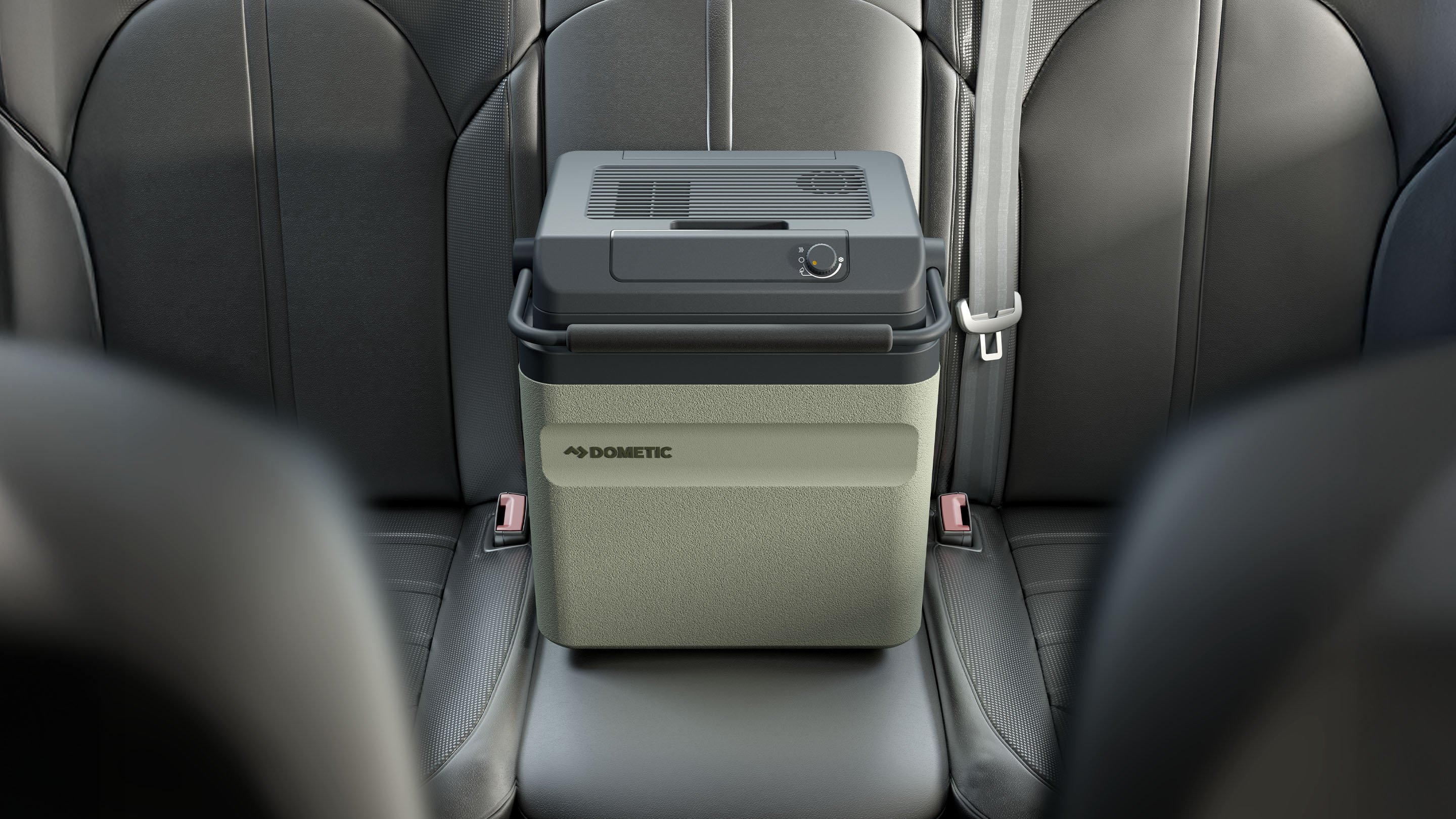 Nevera termoeléctrica Dometic DTE26 colocada en el asiento trasero de un vehículo, nevera portátil compacta para viajes