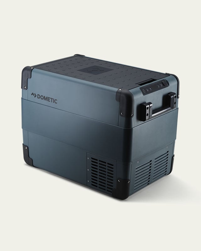 Dometic CFX2 compressorkoelbox weergegeven in driekwartaanzicht, draagbare elektrische koelbox voor kamperen, roadtrips en outdooravonturen