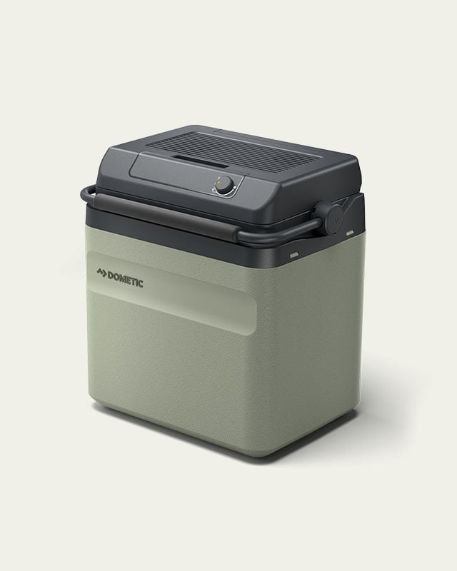 Dometic DTE26 thermo-elektrische koelbox weergegeven in driekwartaanzicht, draagbare elektrische koelbox voor roadtrips, kamperen en outdooravonturen