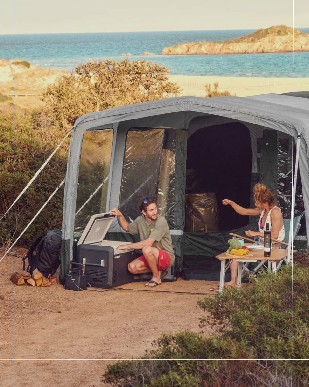 Tienda familiar Dometic en un camping junto a la costa, espaciosa tienda inflable con asientos y equipo de camping