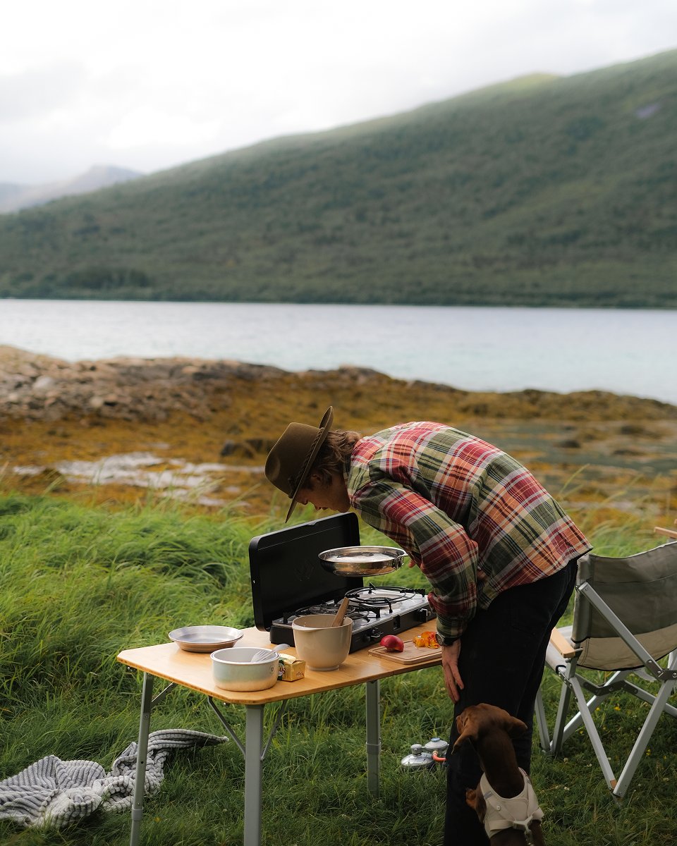 Therese Elgquist boyfrend cooking food outdoors