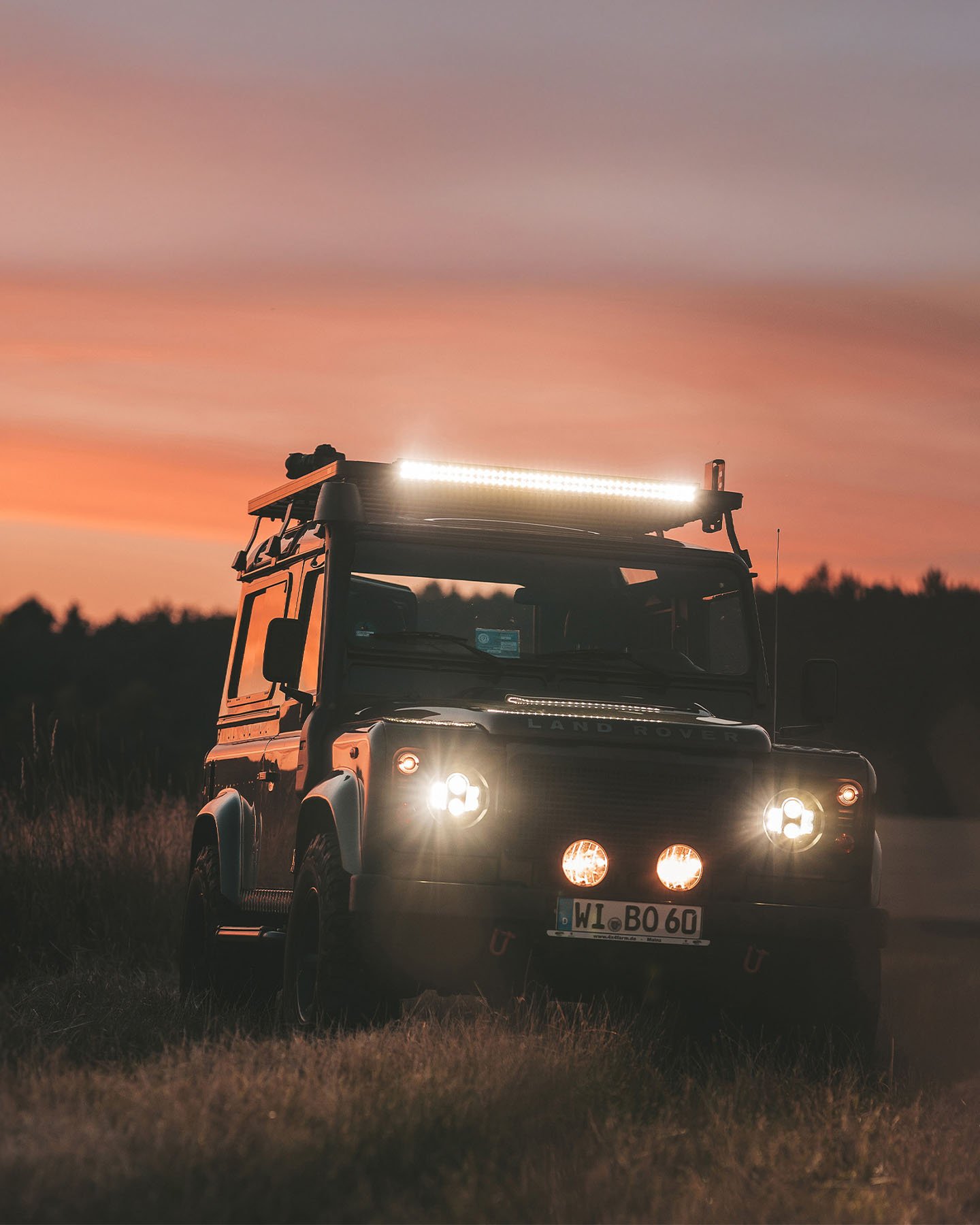 Fuoristrada sotto una nevicata intensa con una barra LED luminosa, ideale per la visibilità e le prestazioni in inverno.