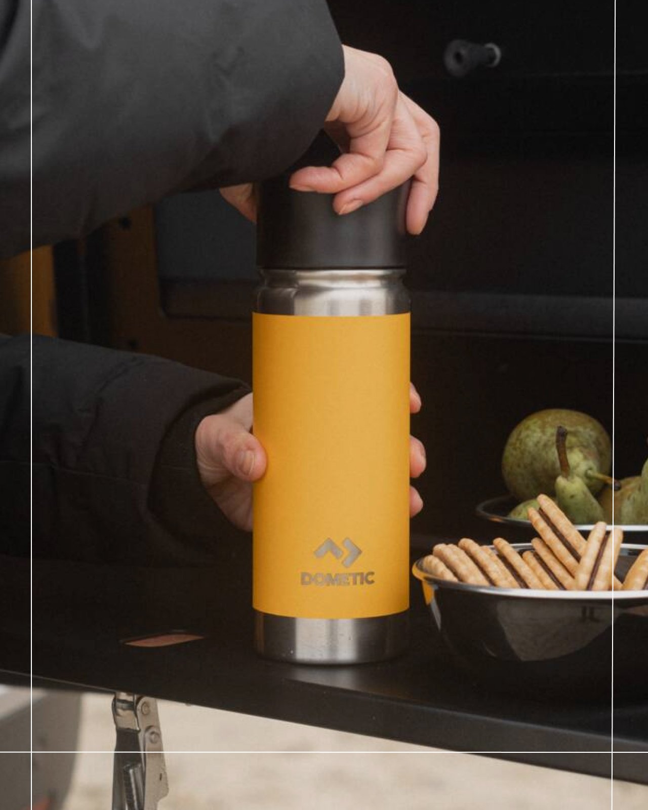 Botella térmica Dometic abierta en cocina de vehículo, botella reutilizable para viajes y uso outdoor