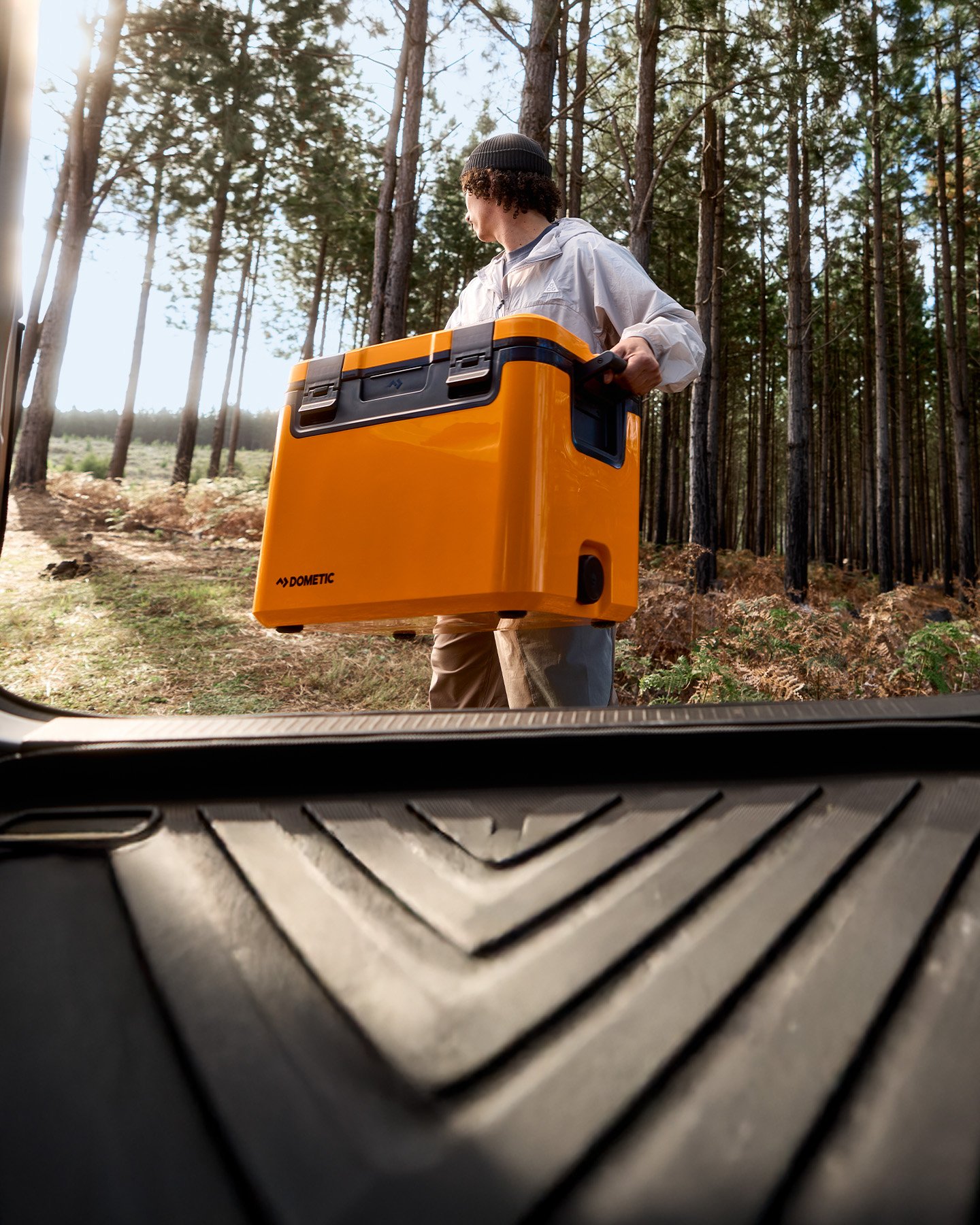 Dometic Recon passiv kylbox i orange bärs från fordon i skog, slitstark hard cooler för camping och outdoorbruk