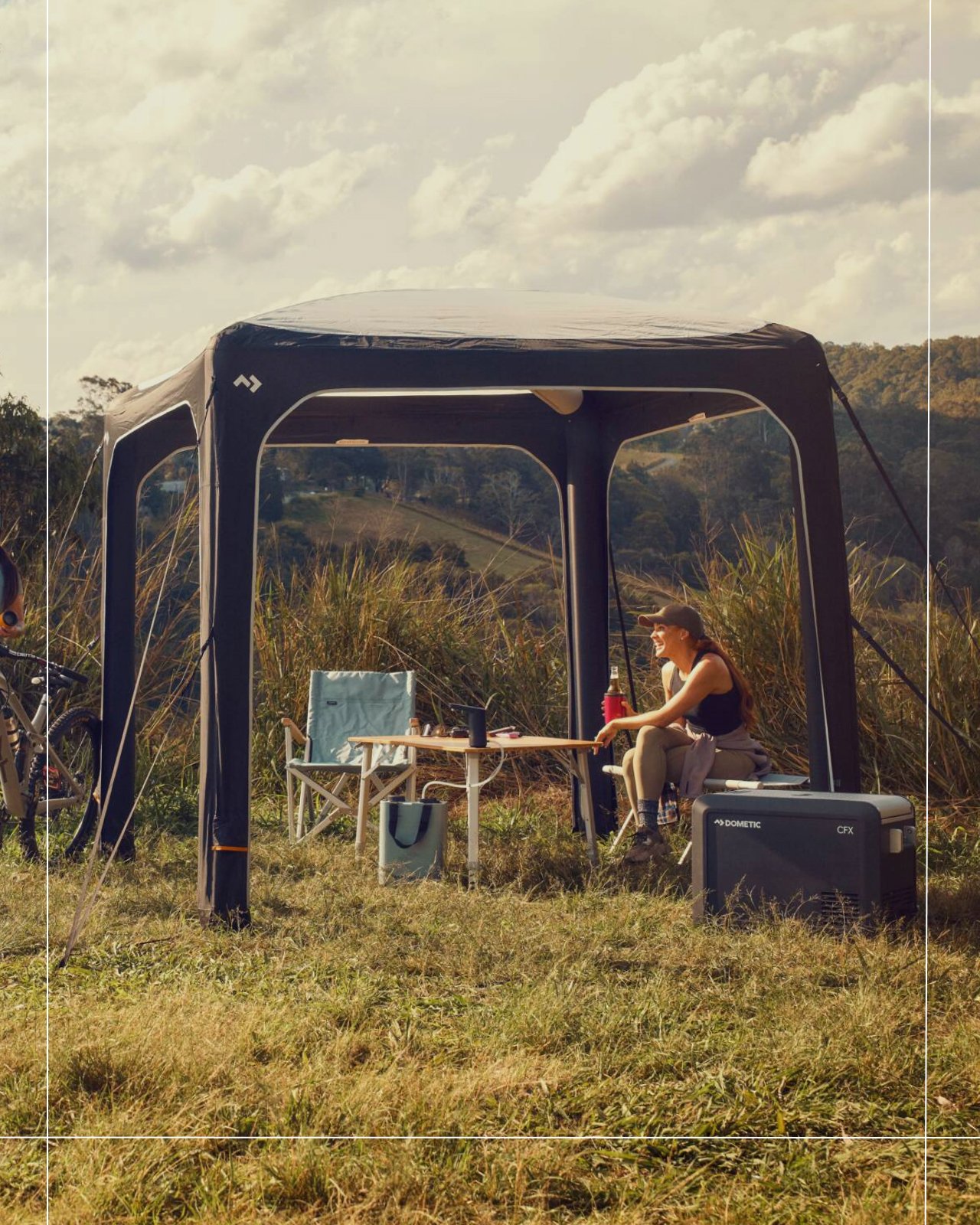 Refugio inflable Dometic HUB instalado en un camping con una nevera eléctrica CFX, sillas y mesa de camping para aventuras al aire libre