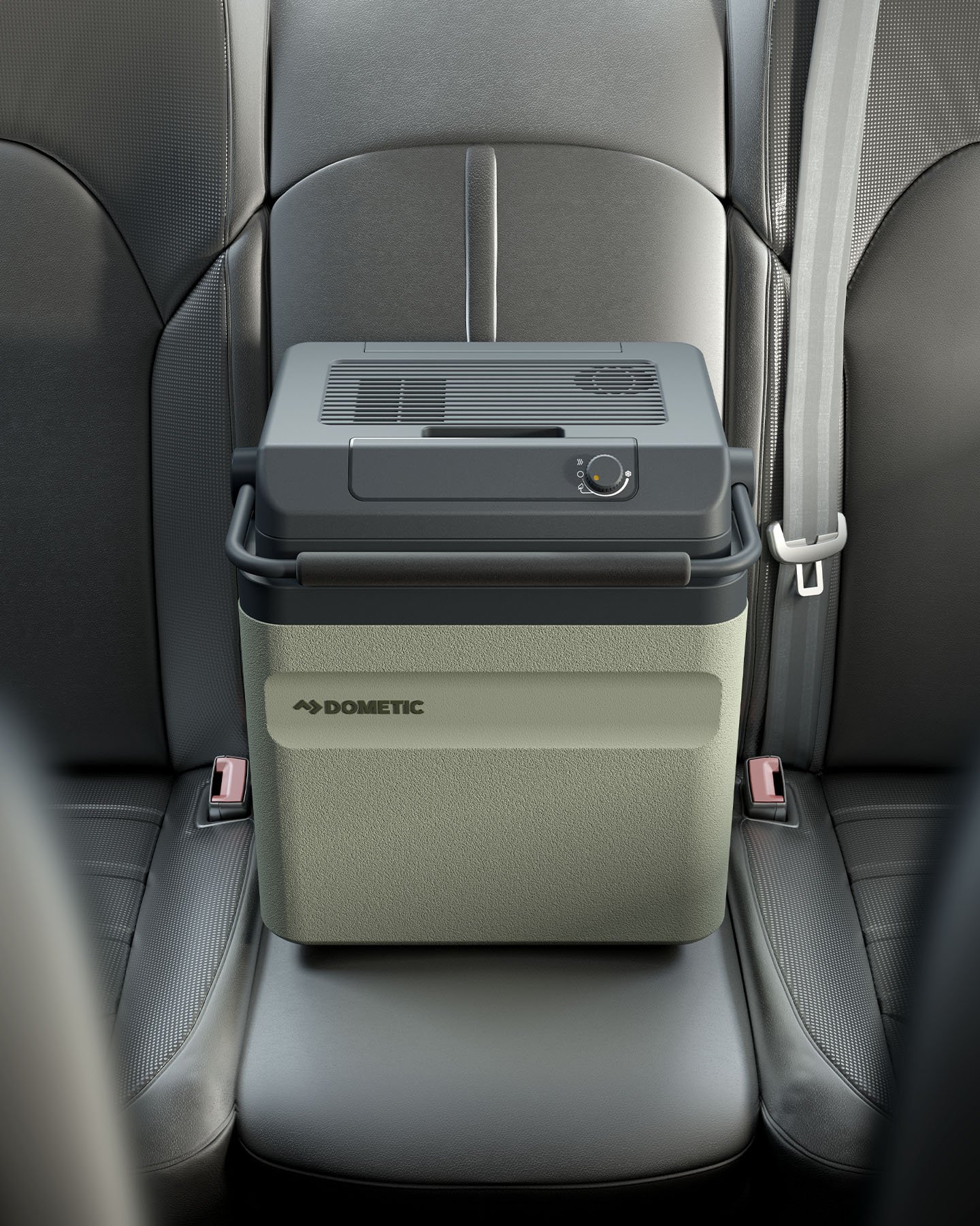 Dometic DTE26 thermoelektrische Kühlbox auf der Rückbank eines Fahrzeugs, tragbare elektrische Kühlbox für unterwegs