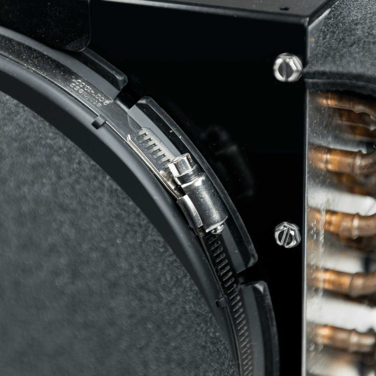 Fyrkantigt chassi för enkel montering i trånga utrymmen