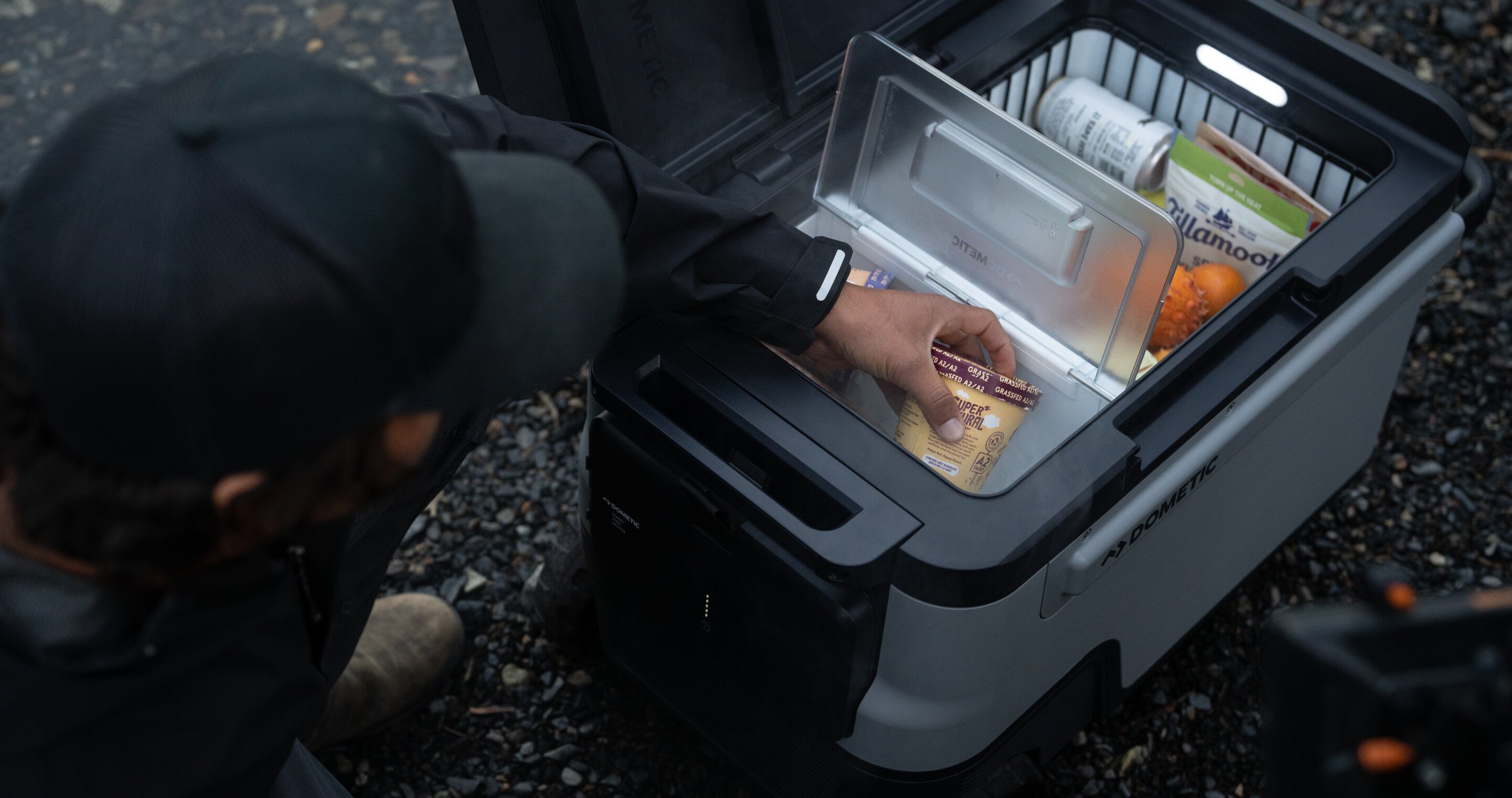 Open lid Recon Active product image with a man grabbing food