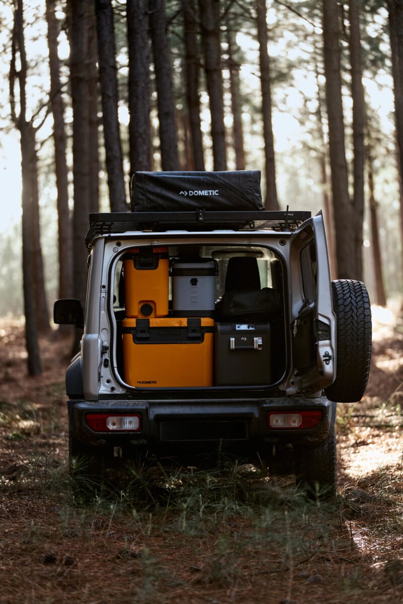 Öppen bakdel på terrängfordon med Dometic kylboxar och förvaringsboxar organiserade, outdoorutrustning för overlandresor