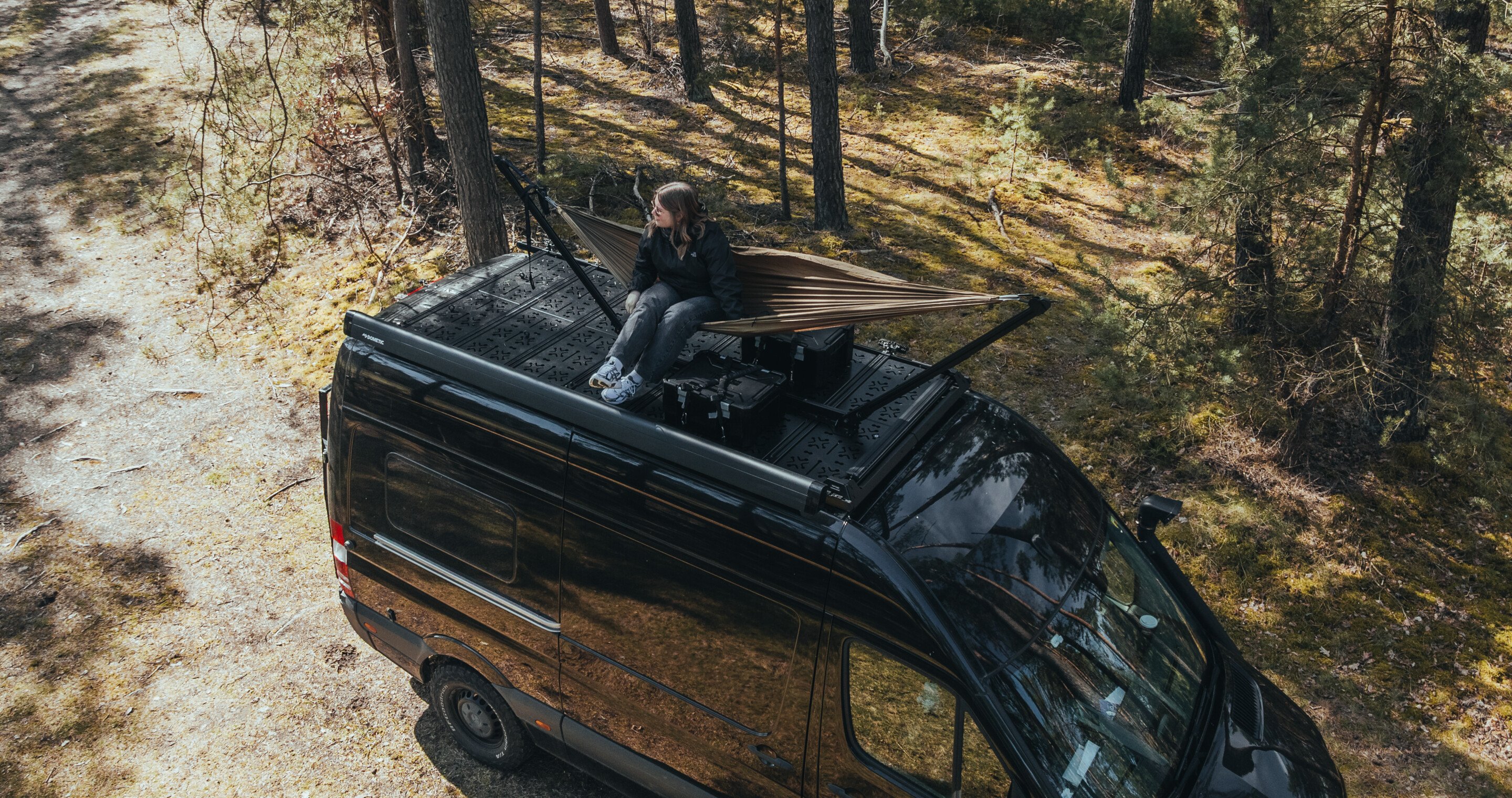 Panel för takplattform monterad på fordonstak, system av svarta modulära plattformar i utomhusmiljö i skog