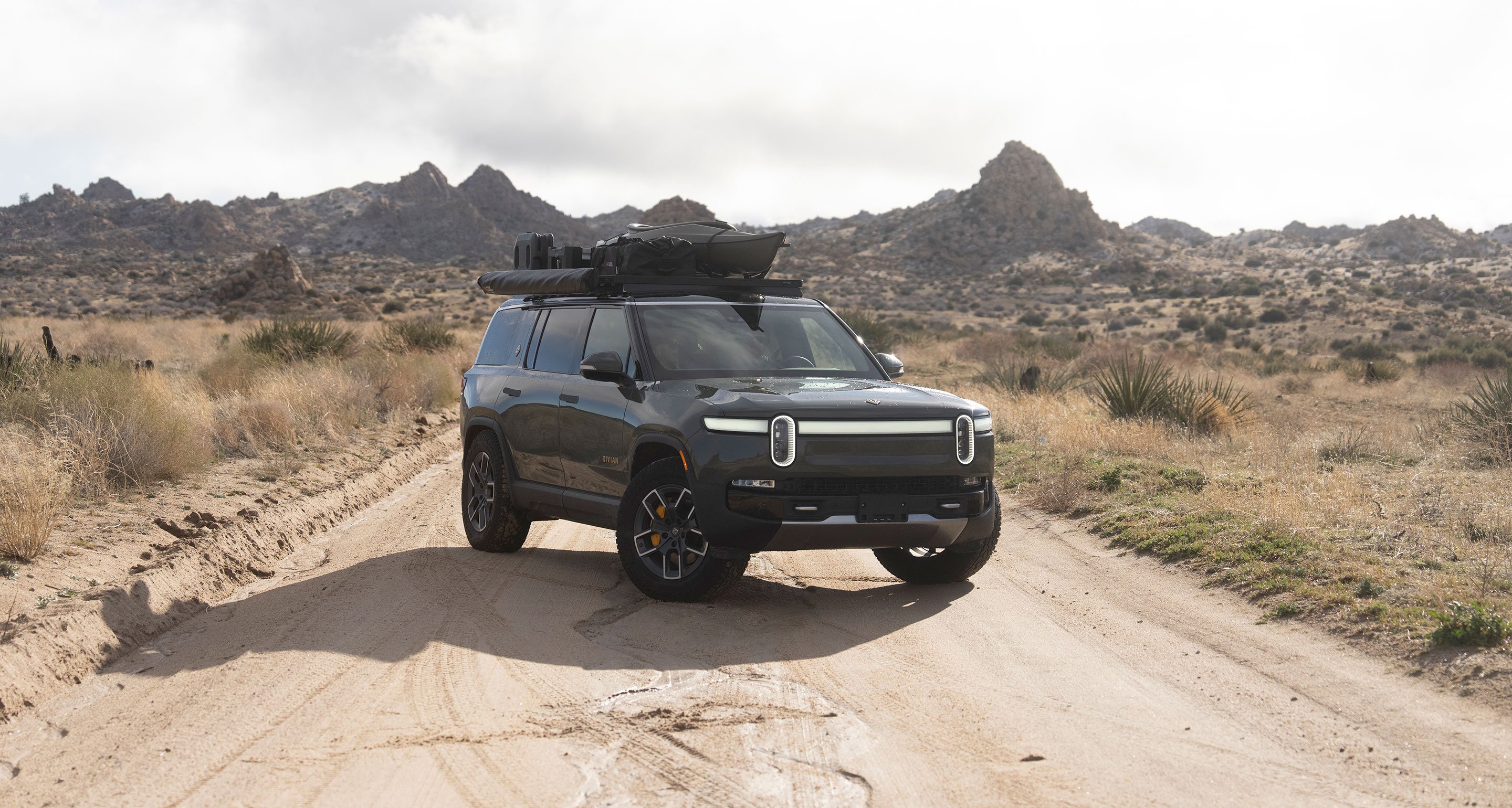 Migrated from Optimizely: front-runner-rivian-0417.jpg | Source: https://epi.dometic.com/globalassets/4-dometicgroup/press/front-runner-slimline-ii-roof-racks/front-runner-rivian-0417.jpg?ref=11625E78B9
