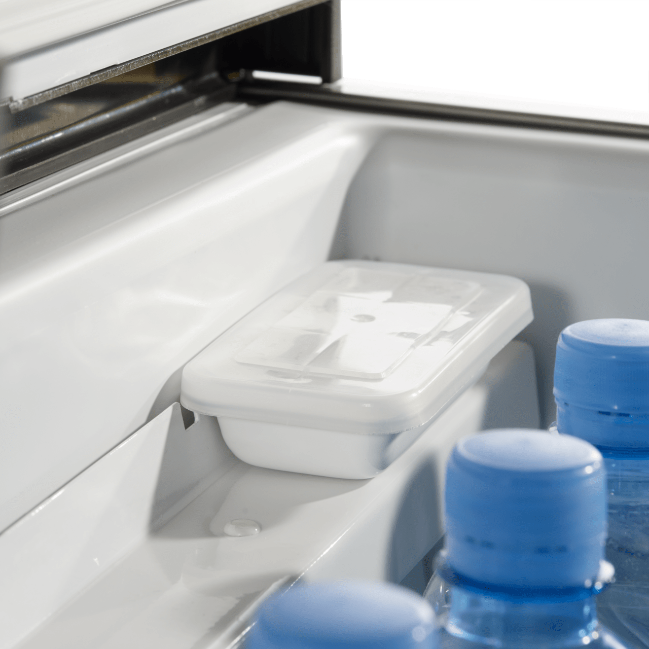 Ice cube box included