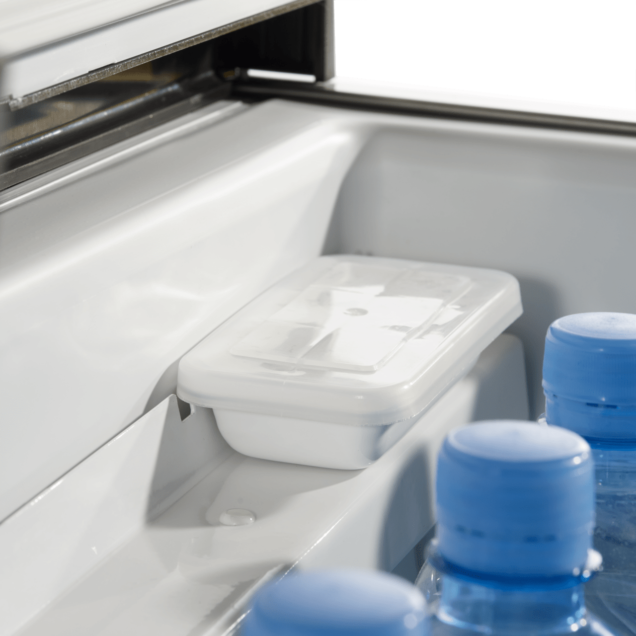 Ice cube box included