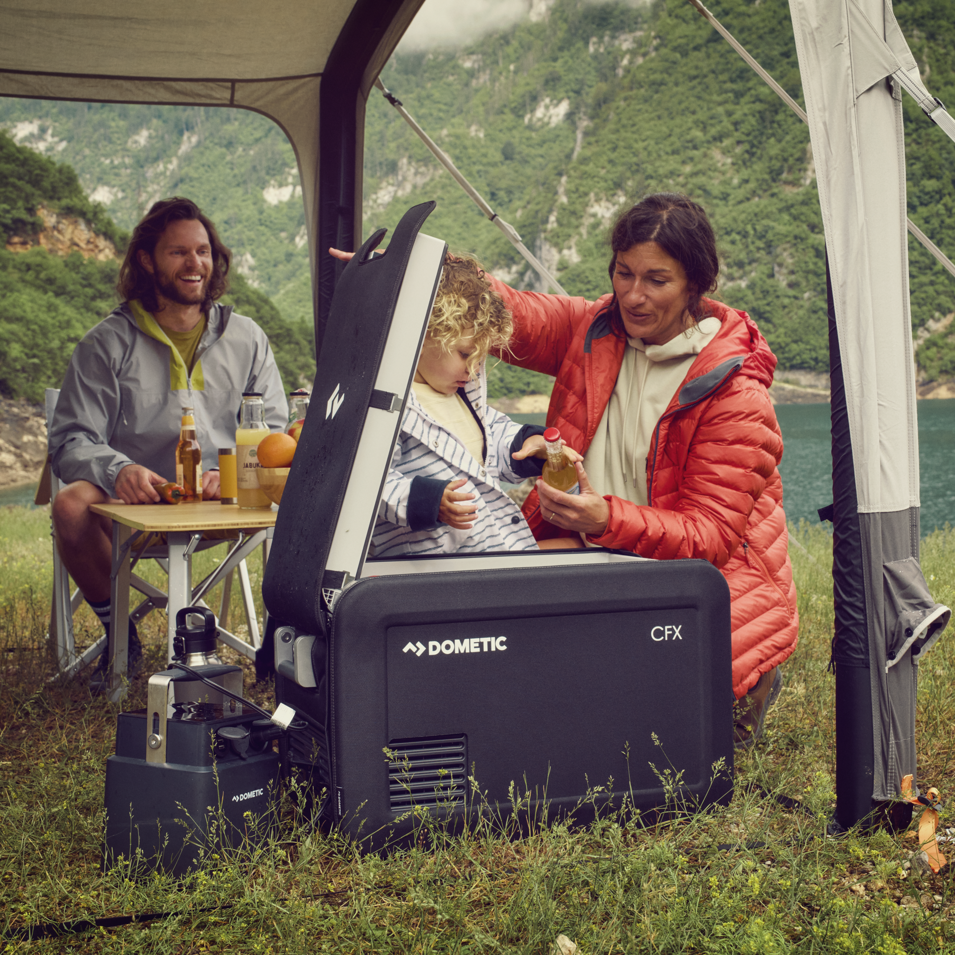 Glacière portable trimixte Combicool ACX3 électrique pour le camping,  triple alimentation - Just4Camper Dometic RG-1Q11287