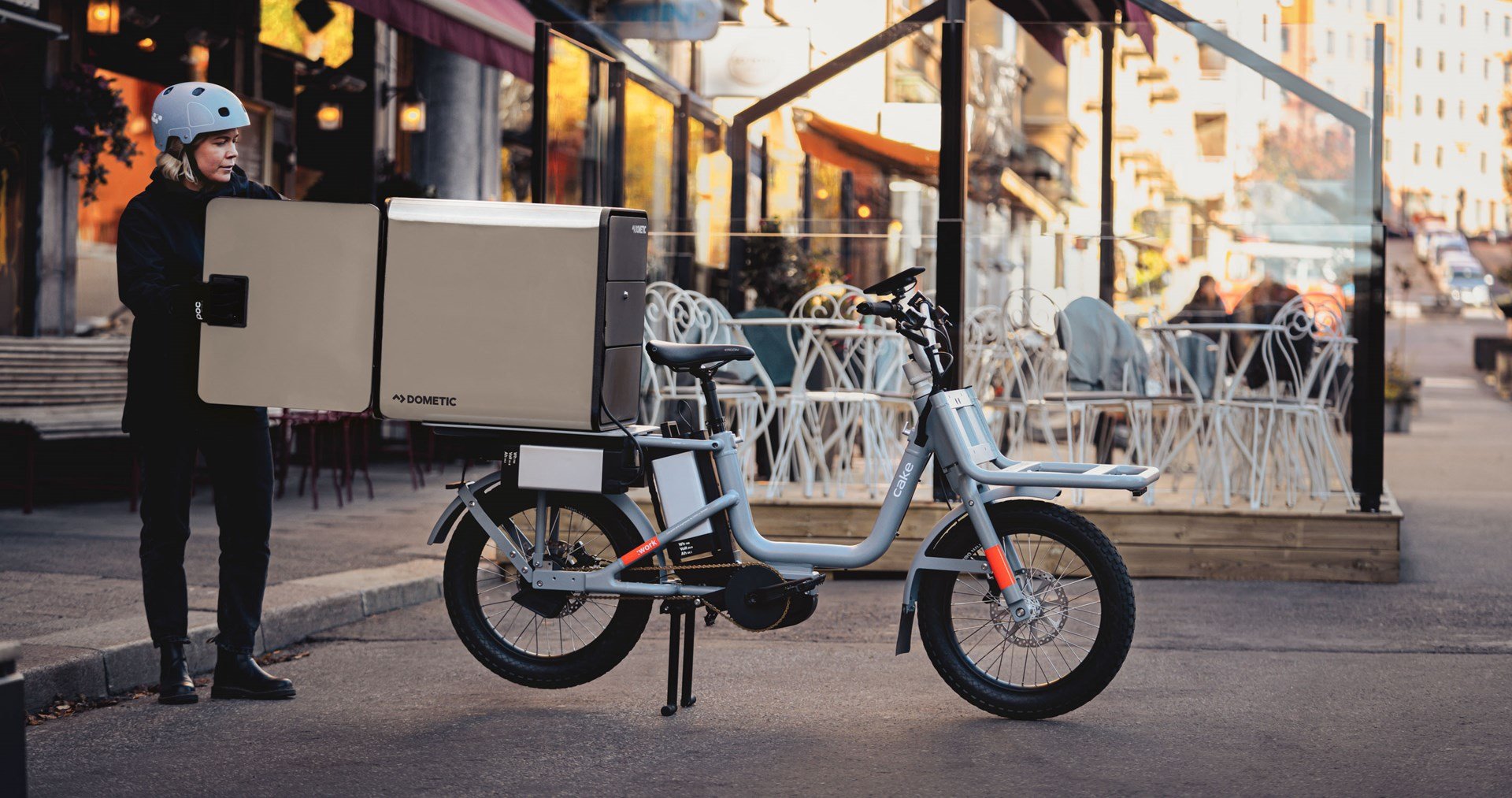 Entwickelt für die temperaturgeregelte Lieferung von Lebensmitteln. Verabschieden Sie sich von aufgeweichtem Essen zum Mitnehmen und sagen Sie Hallo zur DeliBox, die Ihnen köstliche Restaurantgerichte direkt nach Hause bringt.