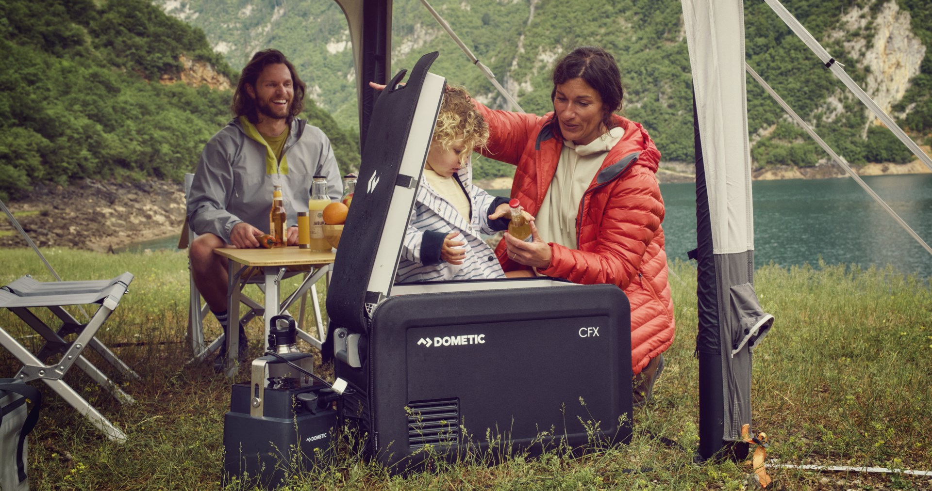 En Dometic CFX3 kylbox i gräset på en campingplats