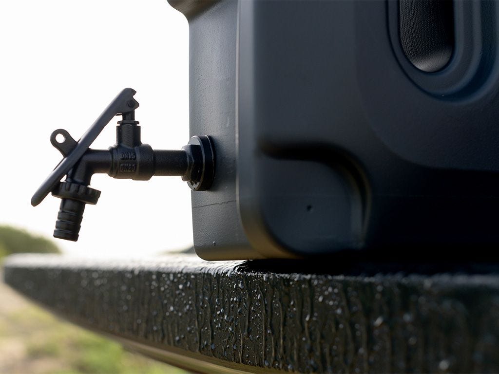 Grote campinguitrusting waterdispenser met spon